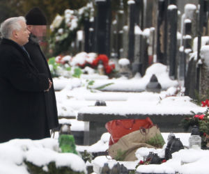JAROSŁAW KACZYŃSKI NA GROBIE MATKI
