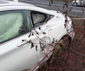 Rozbił sportowe auto i dał nogę. Policja szuka właściciela drogiego auta