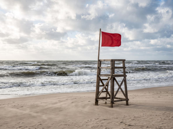 Sinice Ustronie Morskie. Czy w Ustroniu Morskim można się kąpać 18.08? Flaga, warunki pogodowe