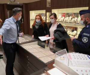 Nalot policji i sanepidu na bydgoskie galerie handlowe
