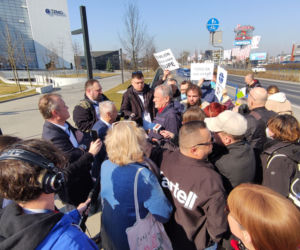Protest pod siedzibą TZMO. Co dalej z Toruńskimi Zakładami Materiałów Opatrunkowych w Rosji?