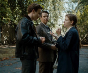Osiecka odc. 3. młoda Agnieszka Osiecka (Eliza Rycembel), Marek Hłasko (Jędrzej Hycnar), Wojciech Solarz (Mateusz Kmiecik)