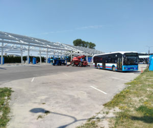 Na terenie MPK w Siedlcach powstaje już wiata dla autobusów elektrycznych. Ogromna konstrukcja robi wrażenie!