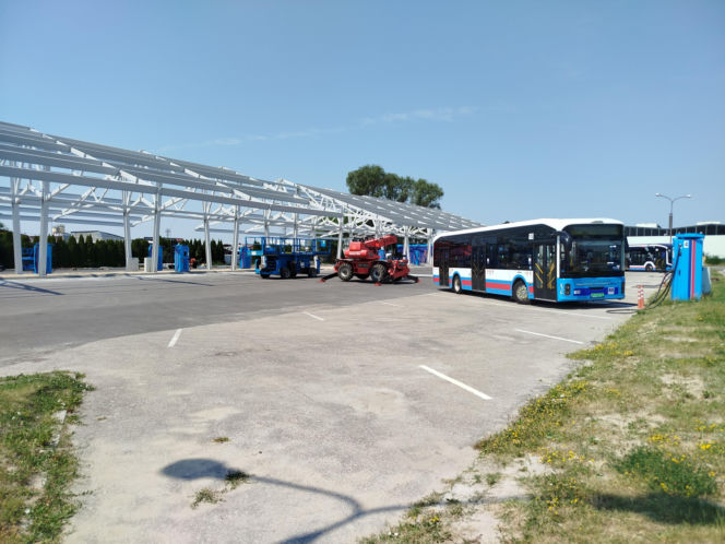 Na terenie MPK w Siedlcach powstaje już wiata dla autobusów elektrycznych. Ogromna konstrukcja robi wrażenie!