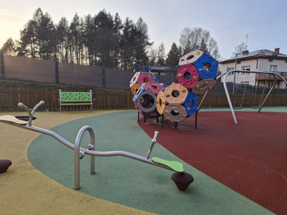 Interaktywny plac zabaw w Zagnańsku, nieopodal Dębu Bartek