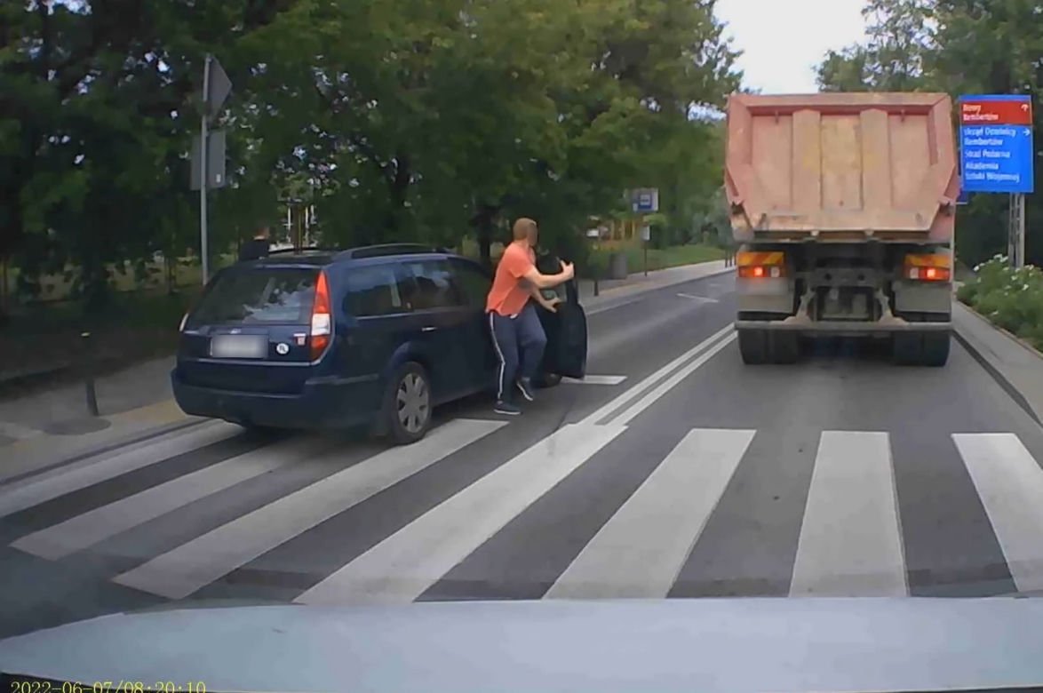 Staranował fordem pieszą na pasach. Wszystko zarejestrował inny kierowca