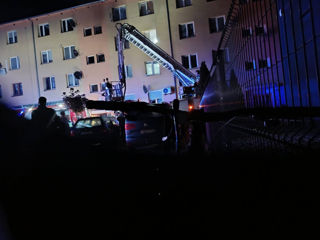 Dramatyczne sceny na Dolnym Śląsku. W pożarze mieszkania zginęła jedna osoba