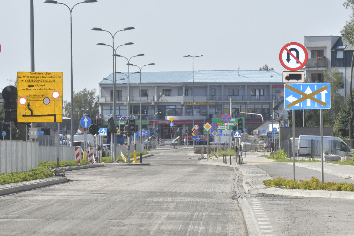 Asfalt się kruszy, bo kierowcy hamują. Remont Łodygowej
