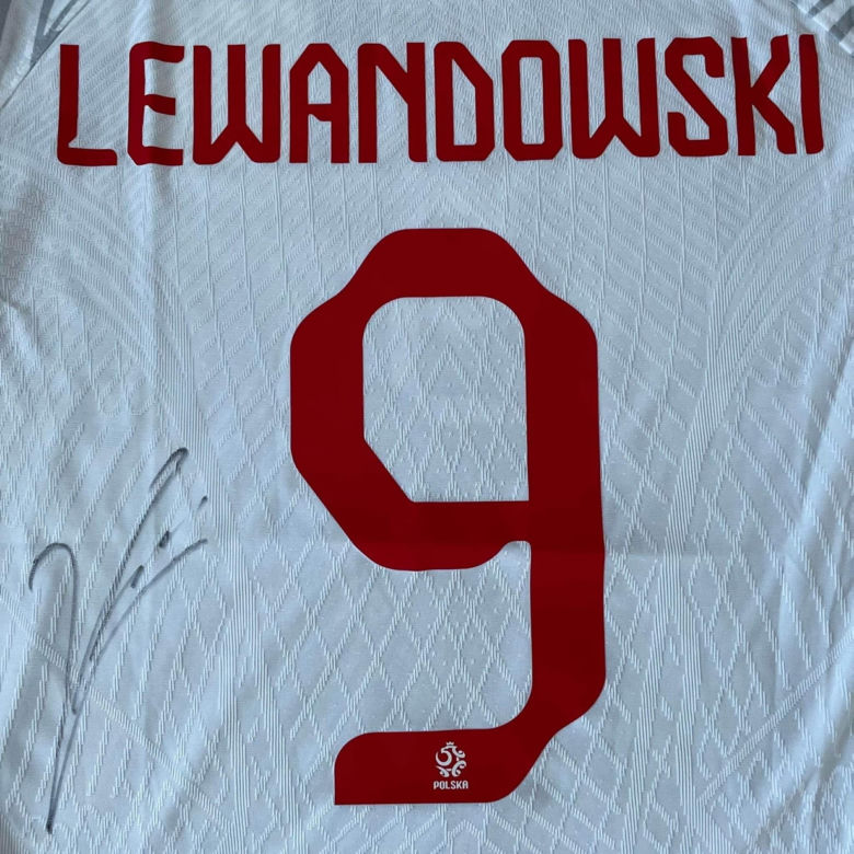 Koszulka Roberta Lewandowskeigo na licytacji WOSP