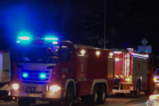 Potężny ogień strawił mieszkanie w Tychach. Rodzina z bloku straciła dach nad głową