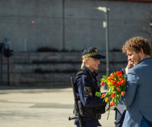 Tysiące krakowianek obdarowanych tulipanami na rondzie Mogilskim [ZDJĘCIA]