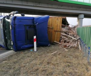 Wypadek na obwodnicy Szczuczyna. Ciężarówka zablokowała pas ruchu [ZDJĘCIA]