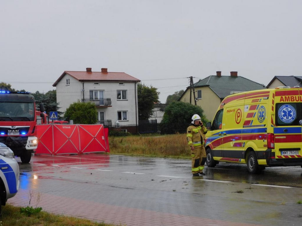 Blochy: Dramat na drodze. Dachował Smartem, wypadł przez okno na asfalt. Nie żyje