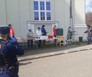 Mundurowi informowali bezdomnych o nowych obostrzeniach 