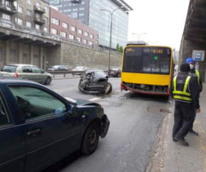 Dwie osobówki i autobus zderzyły się na Trasie Łazienkowskiej. Kierowca uciekł!