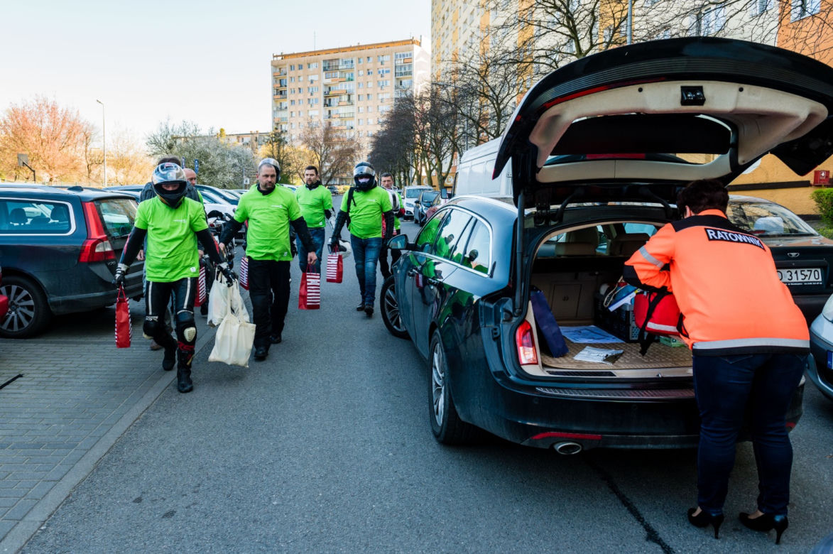 Koronawirus w Trójmieście. Jeżdżą na motorach i pomagają seniorom