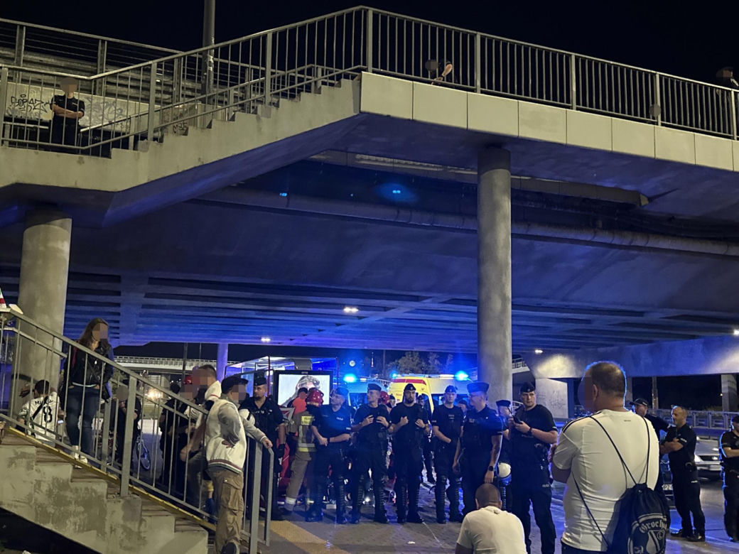 Tragedia po meczu Legii Warszawa. Kibic spadł w mostu na Wisłostradę. Nie żyje. „Chciał skrócić sobie drogę”
