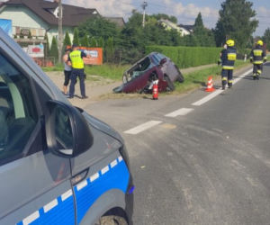 Kierowca uderzył w betonowy przepust. W samochodzie było 7-miesięczne dziecko! [ZDJĘCIA]