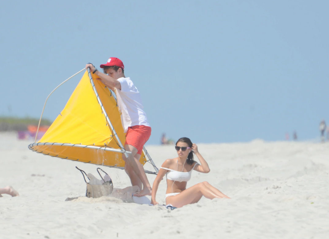 Antek Królikowski i Julia Wieniawa wypoczywają na plaży w Juracie