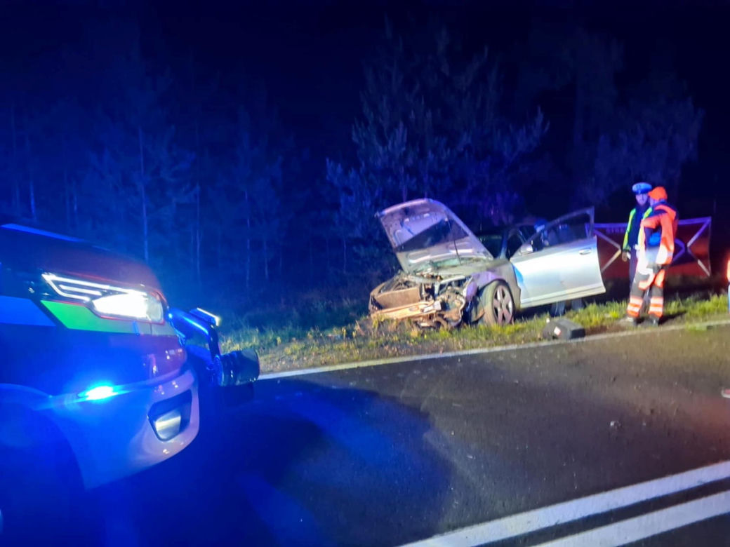 Tragiczny wypadek pod Ostrowią Mazowiecką. Audi huknęło w przepust, z auta wypadli dwaj mężczyźni