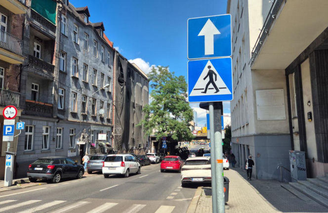 1 września ruch samochodów i pieszych przeniesie się z ulicy Francuskiej na ulicę Damrota.