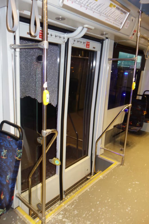 Wandale zdewastowali automat i tramwaj w Krakowie