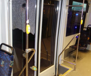 Wandale zdewastowali automat i tramwaj w Krakowie