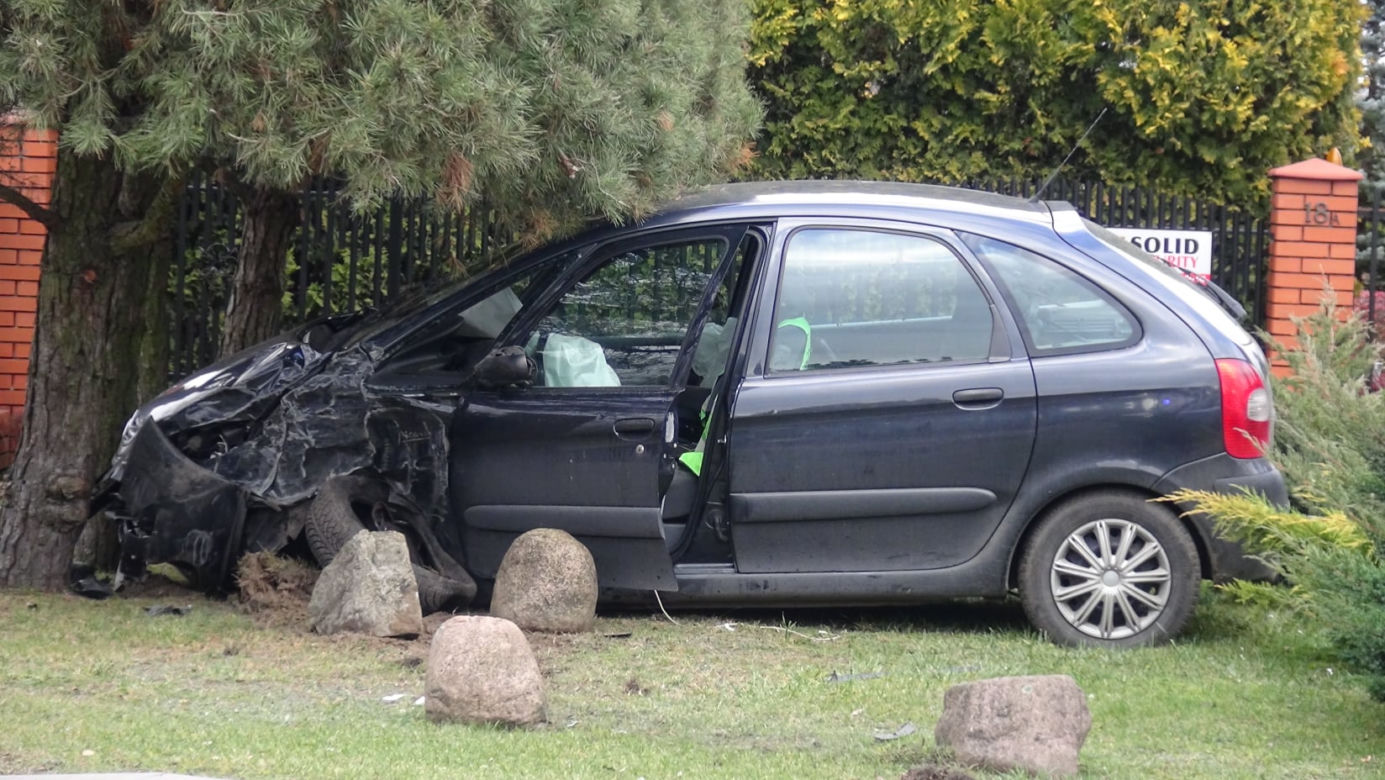 Kompletnie pijany rozbił się citroenem
