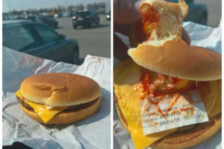 Cheeseburger z McDonald's z niespodzianką. W kanapce był kawałek papieru!