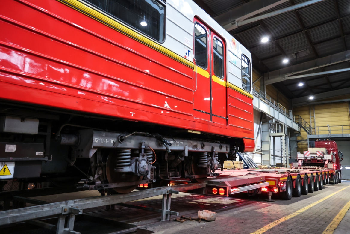 Stare wagony metra wyruszyły w drogę. Jadą na wschód