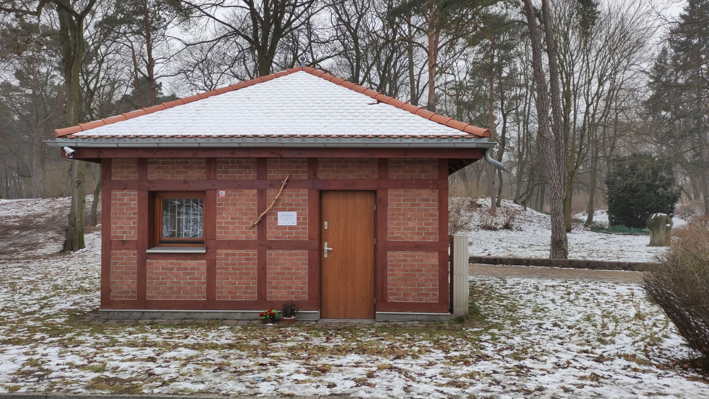 Prześmiewcza tablica pamiątkowa na miejskim szalecie. Ktoś robi sobie żarty z Jarosława Kaczyńskiego i prezydenta Zaleskiego