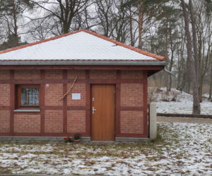 Prześmiewcza tablica pamiątkowa na miejskim szalecie. Ktoś robi sobie żarty z Jarosława Kaczyńskiego i prezydenta Zaleskiego