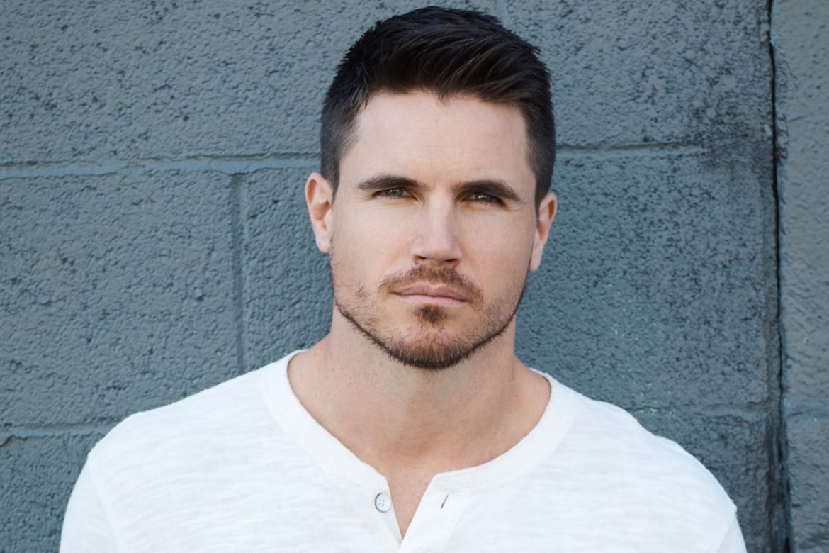 Gallatin (Robbie Amell)