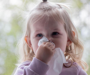 Katar z jednej dziurki u dziecka to nie zawsze infekcja. Zanim podasz leki, sprawdź jedną rzecz