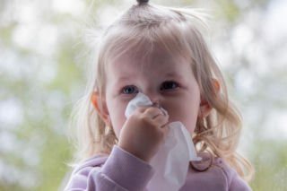 Katar z jednej dziurki u dziecka to nie zawsze infekcja. Zanim podasz leki, sprawdź jedną rzecz