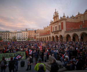 Ani jednej więcej. Kolejny dzień protestów. Ulicami Krakowa przeszedł tłum ludzi [ZDJĘCIA]