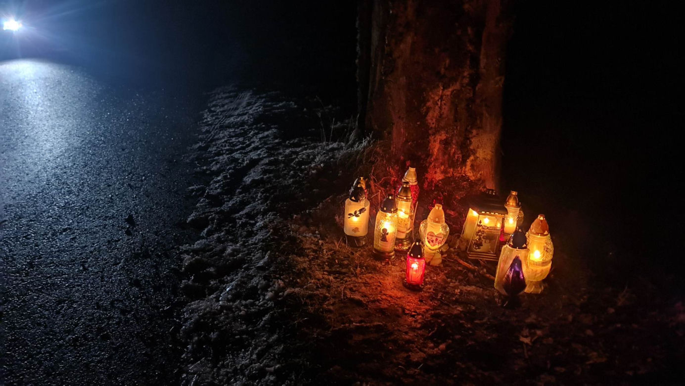 Pod Węgorzewem 25-latka rozbiła się na drzewie. Na miejscu tragedii płoną znicze