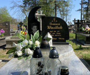 Podlaskie. Piorun zabił studenta podczas wędkowania. Grób Tomka siedem lat po tragedii nad rzeką Nurzec