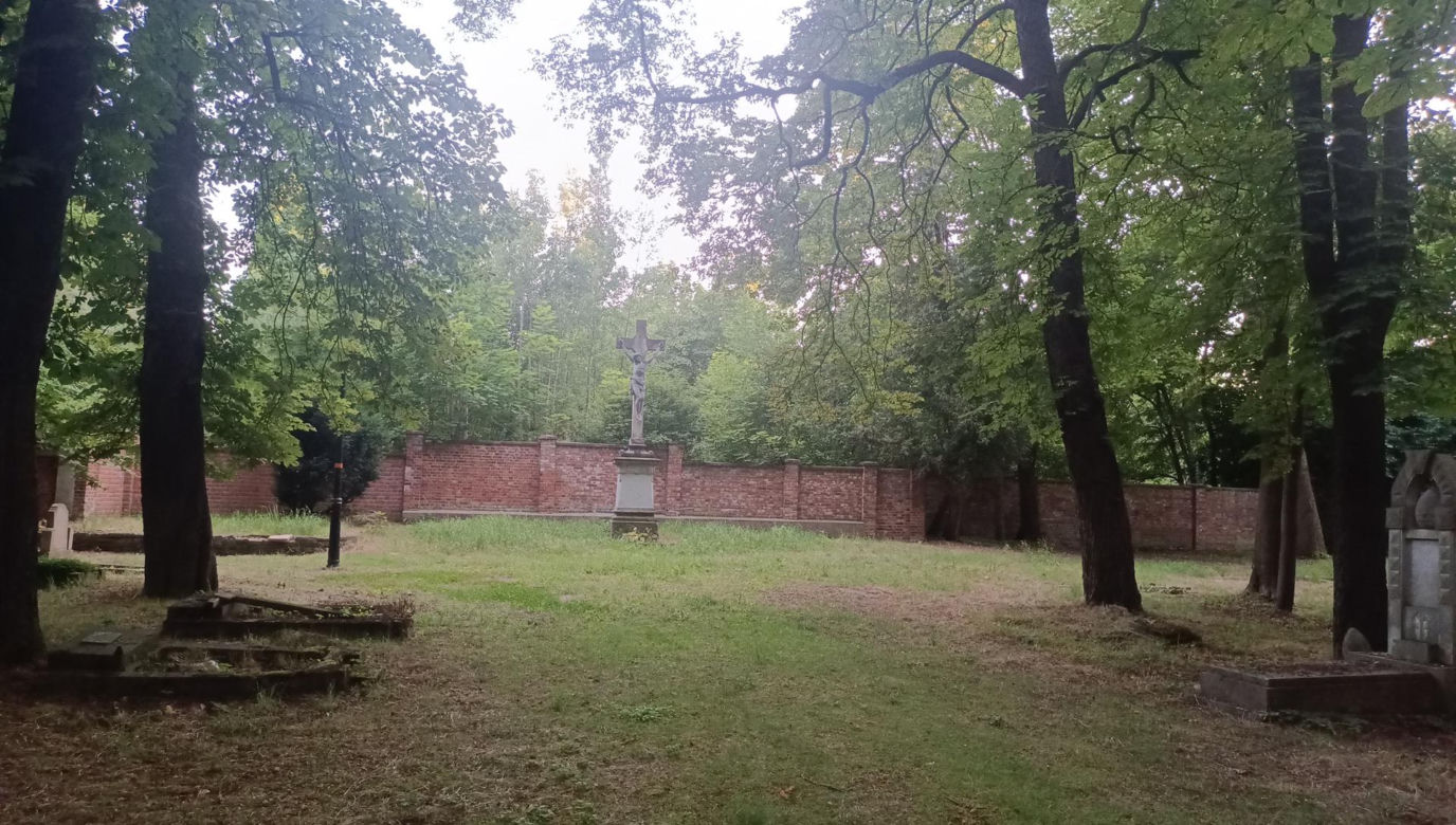 Opuszczony cmentarz w Opolu. Tu zatrzymał się czas