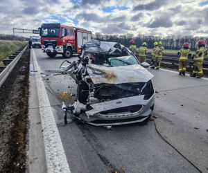 Ford wbił się pod ciężarówkę na A4. Została z niego kupa złomu