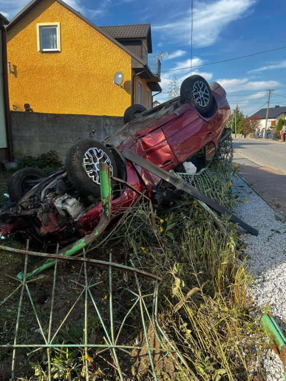 Dachowanie w Tokarni. 19-latek stracił panowanie nad Nissanem
