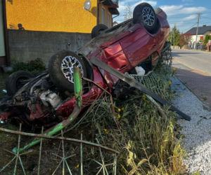 Dachowanie w Tokarni. 19-latek stracił panowanie nad Nissanem