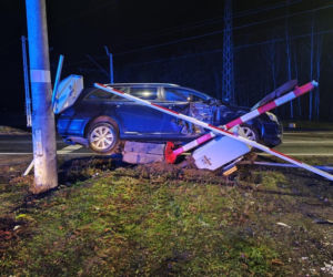 Staranował rogatki i zaparkował na sygnalizatorze