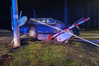 Staranował rogatki i zaparkował na sygnalizatorze