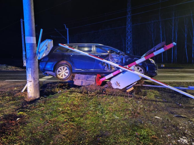 Staranował rogatki i "zaparkował" na sygnalizatorze