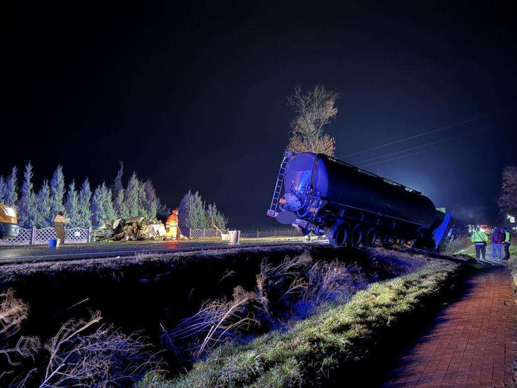 Śmiertelny wypadek pod Grójcem. Samochód osobowy zderzył się z cysterną