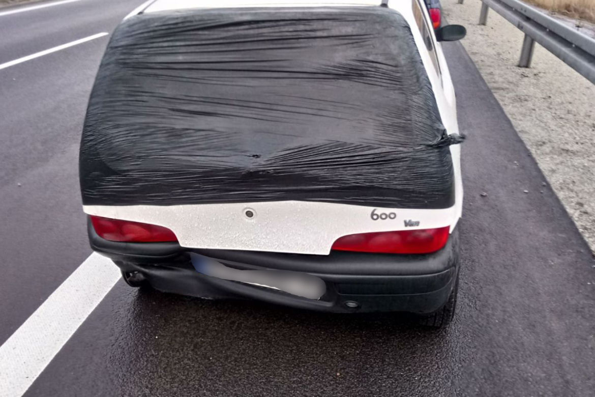 Holowali uszkodzone auto na... sznurku