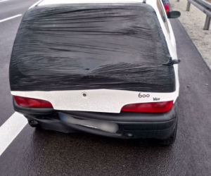 Holowali uszkodzone auto na... sznurku