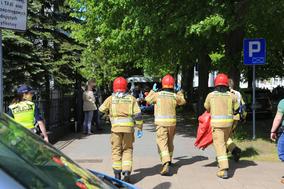Świnoujście.  Dramat przed prokuraturą. Nie żyje kobieta ugodzona nożem. Napastnik podciął sobie nadgarstki 