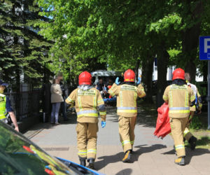 Świnoujście.  Dramat przed prokuraturą. Nie żyje kobieta ugodzona nożem. Napastnik podciął sobie nadgarstki 